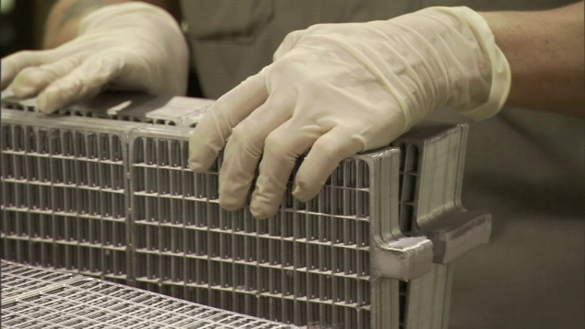 电池工厂的生产工人在分类铅板。视频素材