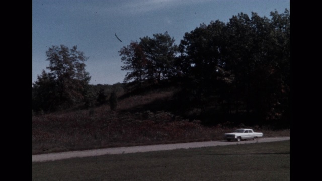 汽车在土路上行驶的平移镜头视频素材