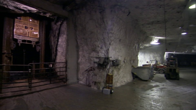 电梯将工人们送入地下矿井。视频下载