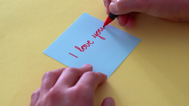 手写“我爱你”纸条视频下载