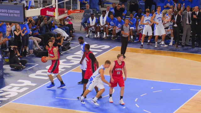 篮球运动员在第二次尝试中得分视频下载
