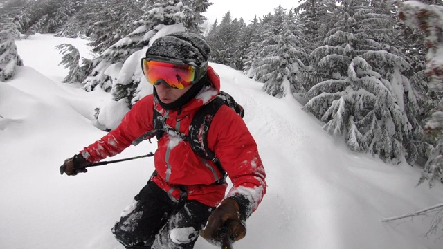POV自拍杆上的雪景滑雪在山上的新粉雪。视频素材