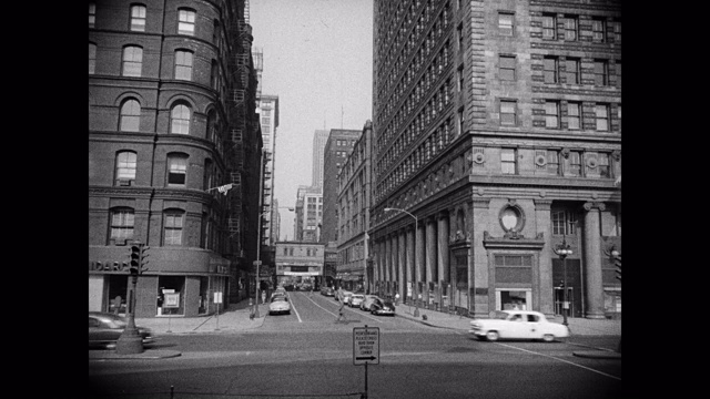 20世纪50年代，美国伊利诺斯州芝加哥市中心街道上的车辆视频素材