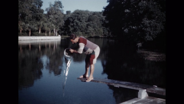 小丑向湖中注水的广角镜头视频下载