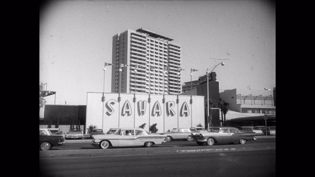 1960年的今天，汽车在撒哈拉拉斯维加斯酒店前行驶，拉斯维加斯，内华达州，美国视频素材