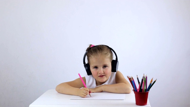 戴着耳机坐在桌子前的小女孩，很有责任心视频下载