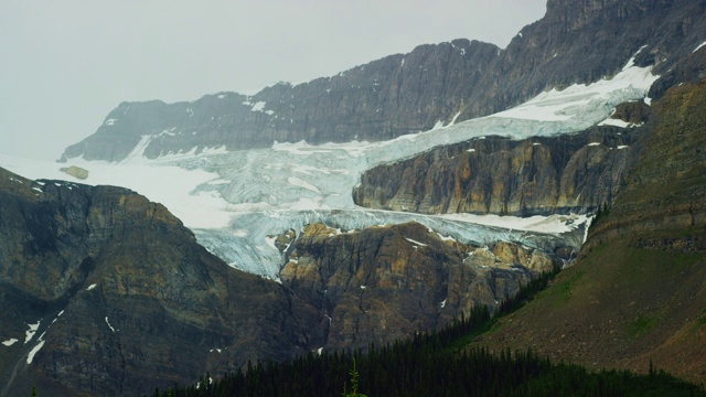 在加拿大阿尔伯塔省的贾斯珀国家公园，冰川流经加拿大落基山脉的平移镜头视频素材