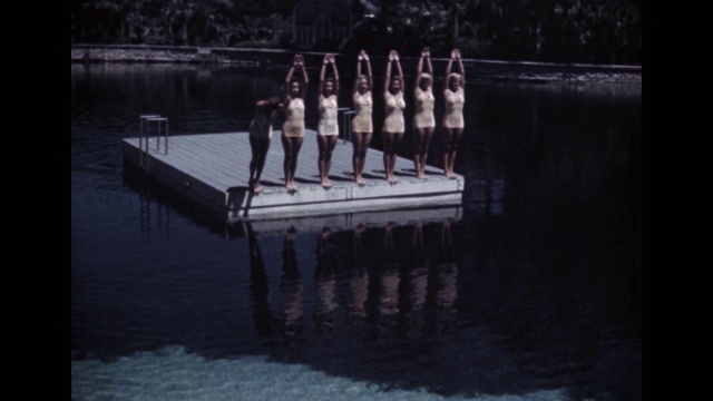 花样游泳队跳水入湖的广角镜头视频下载