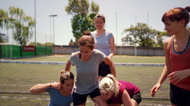 女足球运动员把队友抬起来，扛在肩膀上视频素材