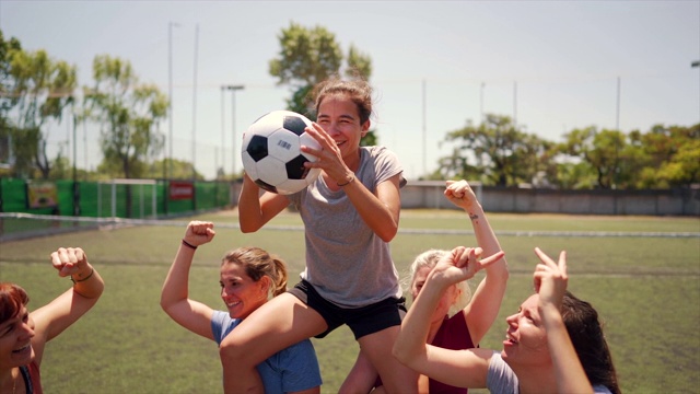 女足球运动员一起庆祝胜利视频素材