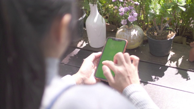 SLO MO，女性使用绿色屏幕的手机视频素材
