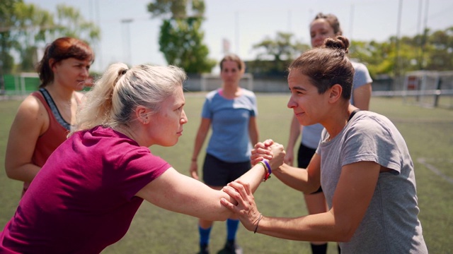 一群女足球运动员在比赛开始前谈论战术视频素材