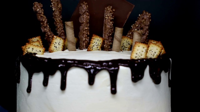 蛋糕装饰用糖果(巧克力，饼干，华夫饼，金橘)，接近。时间流逝的视频视频下载