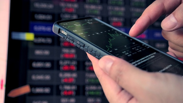 4K智能手机玩股市数据业务视频素材