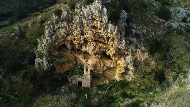 马泰拉山谷的一座古老的岩石教堂视频下载