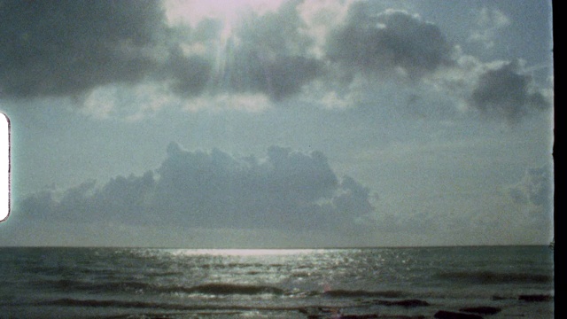 真实超级8背光云在热带海滩上的电影视频下载