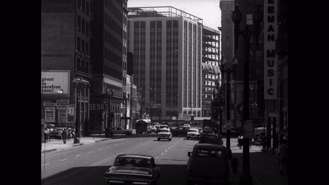 20世纪60年代，在美国加州洛杉矶市中心的街道上行驶的汽车的广角镜头视频素材