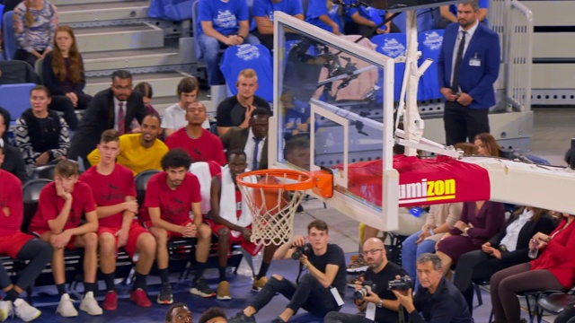 一个为红队跳投得分的篮球运动员视频下载