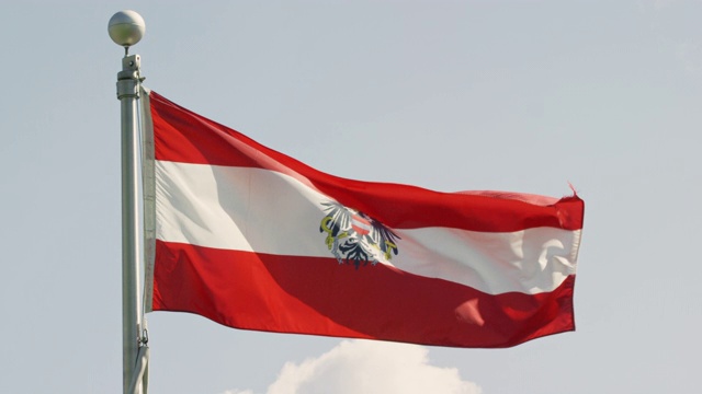 在一个阳光明媚的日子，奥地利国旗在风中飘扬的慢动作镜头视频素材