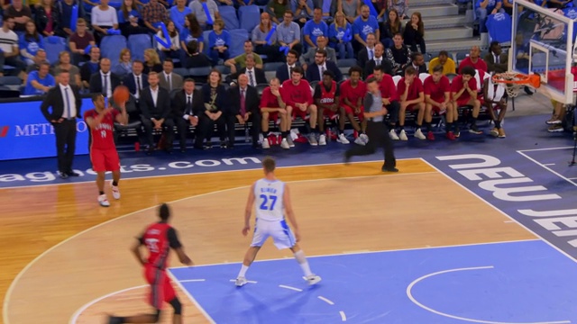 篮球运动员在比赛中扣篮得分视频下载