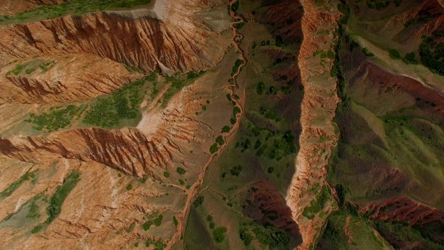 中国新疆天山丹霞地貌鸟瞰图视频素材