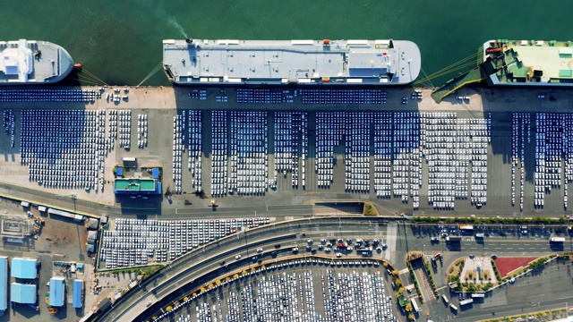 新汽车在工业工厂港口排队等待装载滚装船(RoRo)承运人视频素材
