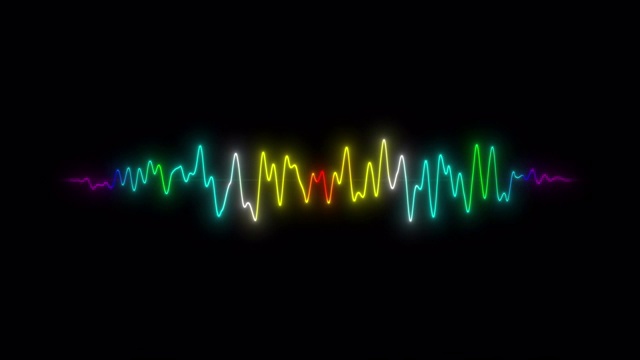 彩色霓虹灯波形脉冲振幅光在孤立的黑色背景。彩虹音频和声波。数字无线电音乐频率图。4K视觉特效motion footage视频。无缝循环视频素材
