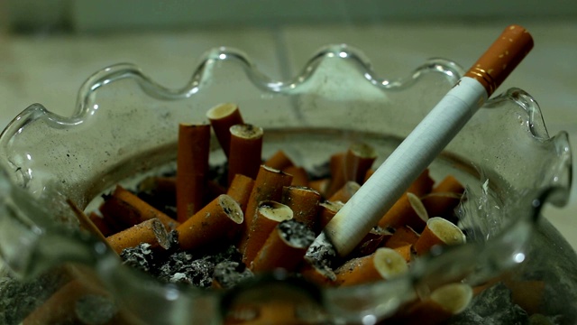 香烟在烟灰缸中燃烧视频素材