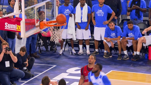 在篮球比赛中为主队得分的篮球运动员视频下载