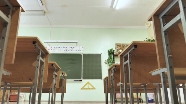 空教室与木制课桌和绿色黑板在学校视频素材