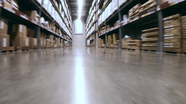 大型仓库的走廊，有包裹视频素材