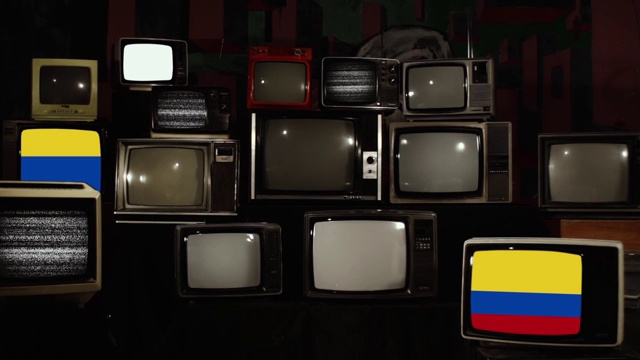 复古电视屏幕上的哥伦比亚国旗。放大。视频下载