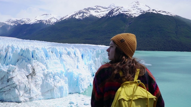 在风景优美的巴塔哥尼亚莫雷诺冰川背景上的妇女视频下载