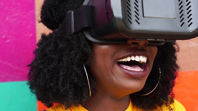 年轻女子与VR互动视频素材