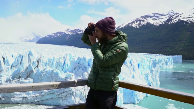 一名男子在拍摄巴塔哥尼亚的莫雷诺冰川美景视频素材