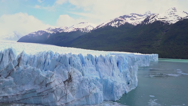 一名男子在拍摄巴塔哥尼亚的莫雷诺冰川美景视频下载