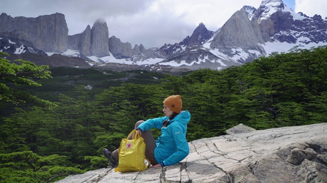 一个背着黄色背包的女人在看风景如画的潘恩国家公园视频素材