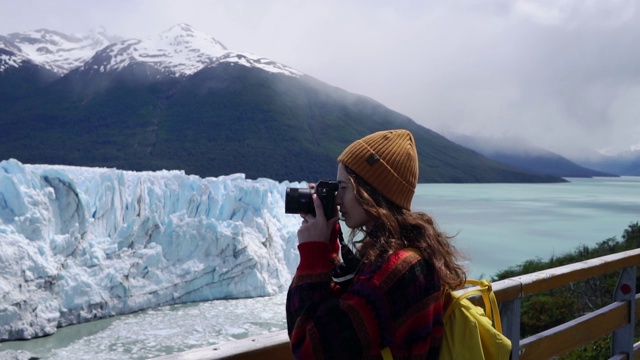 在风景优美的巴塔哥尼亚莫雷诺冰川背景上的妇女视频下载