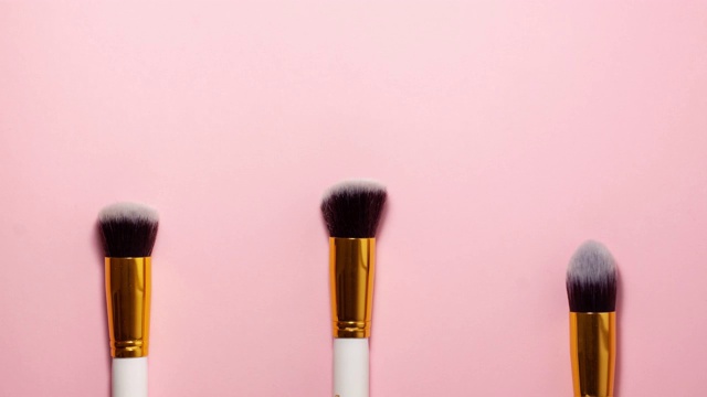 化妆美容刷子与复制空间定格动画粉红色视频素材