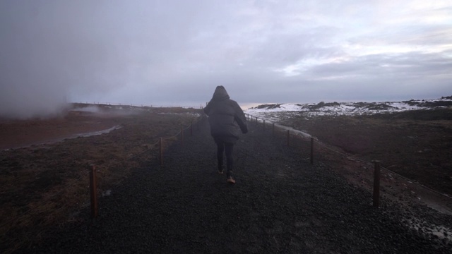 走过冰岛一个热气腾腾的间歇泉视频素材