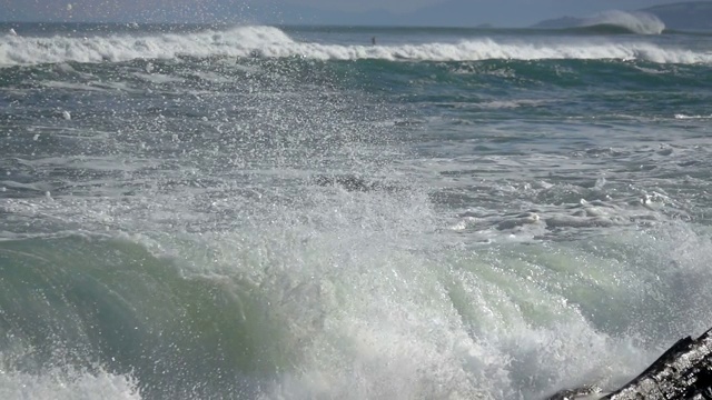 海浪撞击岩石视频素材