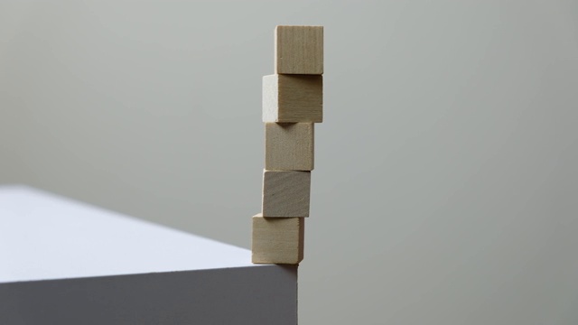 堆叠木块立方体，直到失去平衡和下落视频下载
