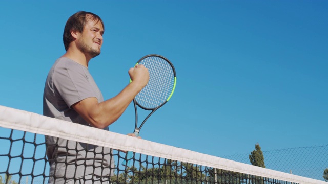 男运动员在户外硬地上打网球。快乐的人在庆祝成功和胜利视频素材