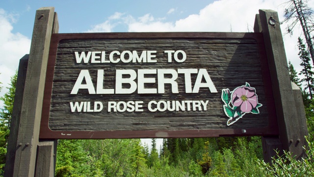 “欢迎来到阿尔伯塔，野玫瑰之乡”的标牌在阴天被森林包围视频下载