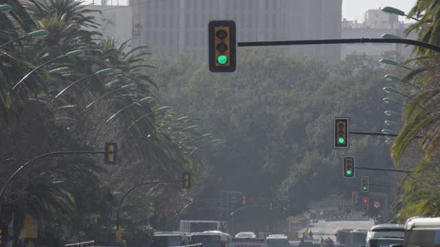 日落时分，交通信号灯和大街上的车辆在流动视频下载