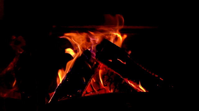 实木火在壁炉燃烧的慢动作视频素材