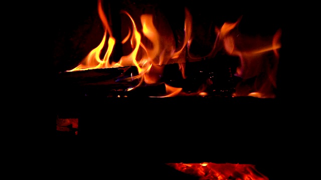 原木在壁炉中燃烧的慢动作视频下载