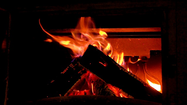 树木原木在壁炉中燃烧的慢动作视频素材