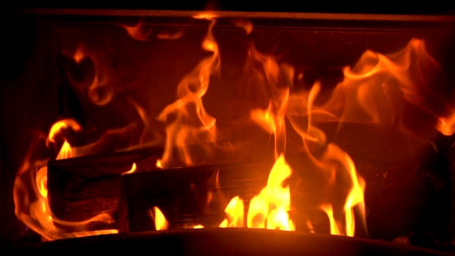 燃烧壁炉的慢动作视频素材