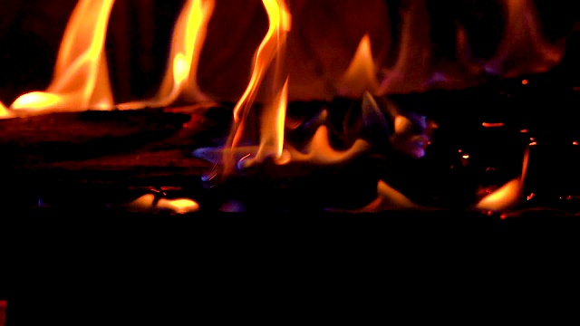 壁炉燃烧木头在慢动作视频素材
